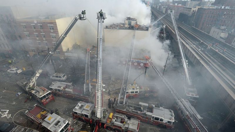 Pēc sprādziena Ņujorkā sabrukušas divas daudzdzīvokļu ēkas