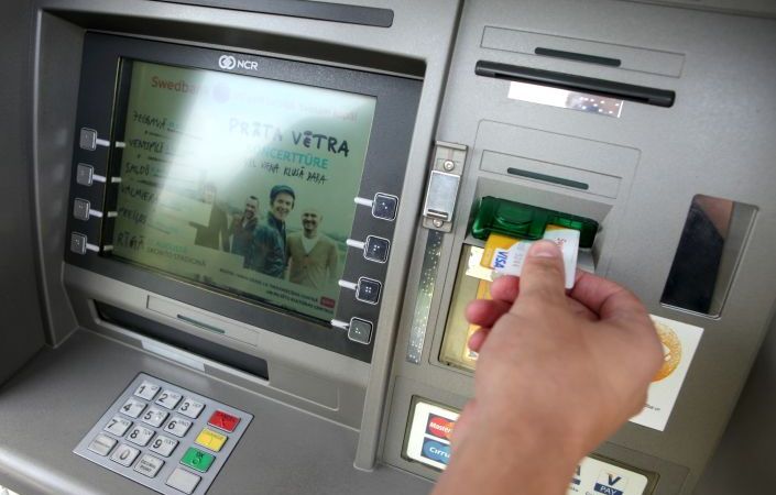 Eiro no lielākās daļas bankomātu varēs izņemt stundu pēc gadu mijas