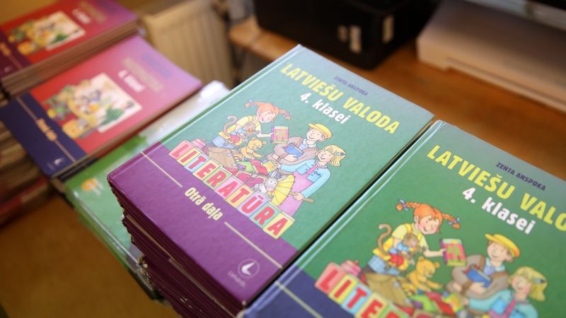 Valdība atbalsta pakāpenisku pāreju uz mācībām tikai valsts valodā