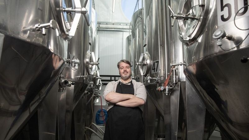 Aigars Ruņģis pārtrauc darbu Valmiermuižas alus darītavā