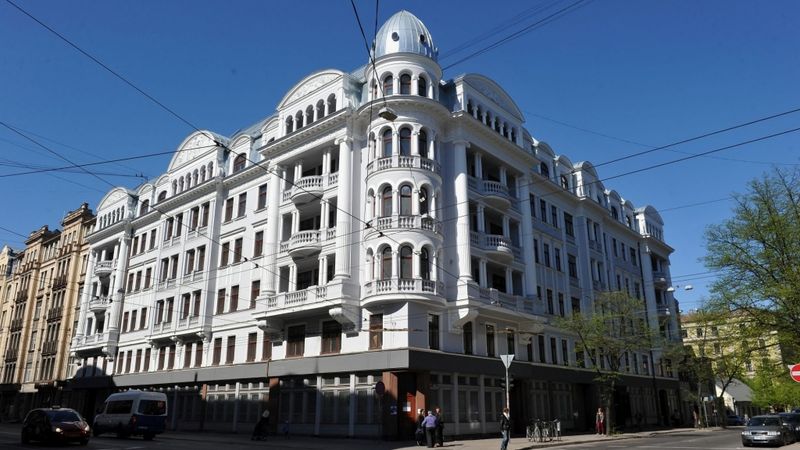 Rosina Tetera namu dalīt divās daļās