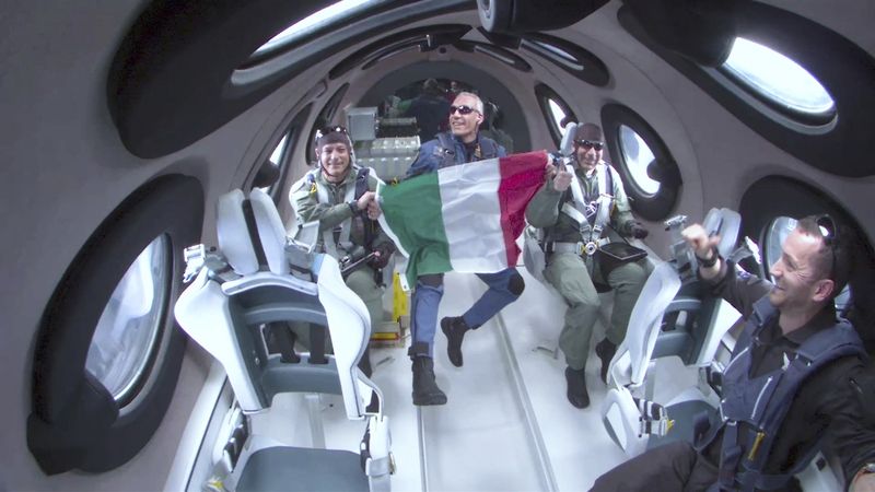Virgin Galactic kosmosa kuģis veicis pirmo komerciālo lidojumu