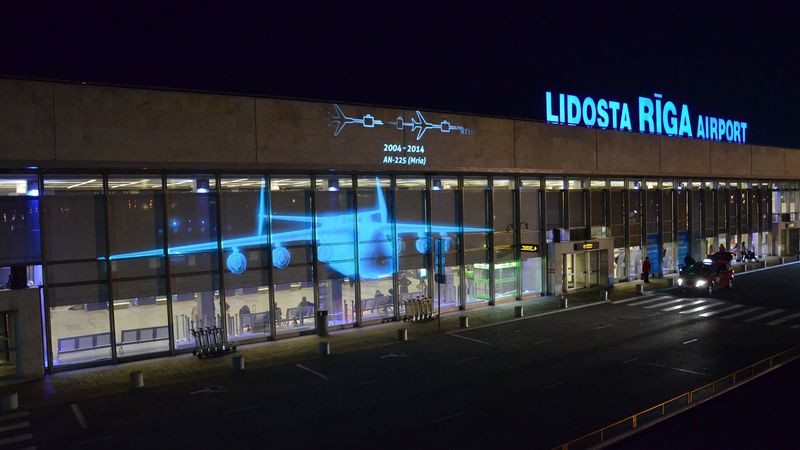 Lidostas Rīga 40. gadu jubilejai veltīta gaismas projekcija uz termināļa fasādes