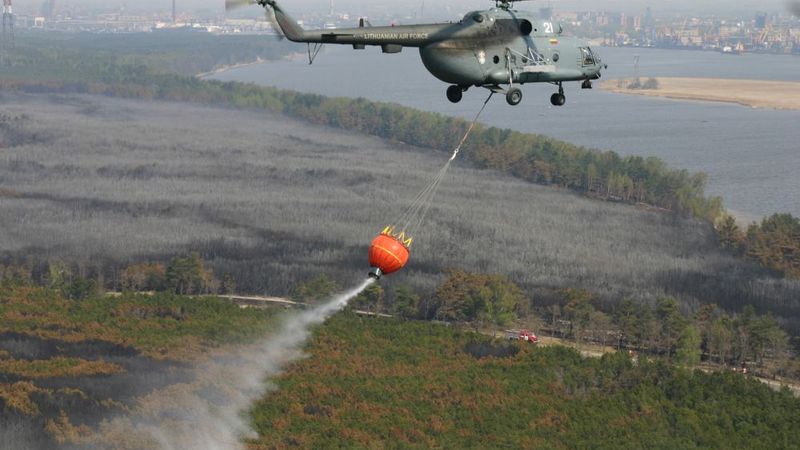 Ugunsgrēks kuršu kāpās; Latvija dzēst ugunsgrēku nosūta NBS helikopteru