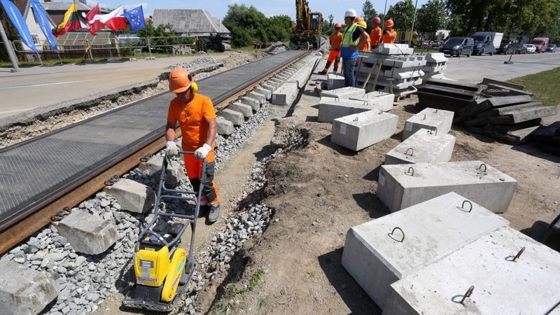 FOTO, VIDEO: Dzelzceļa posma Mažeiķi–Reņģe atjaunošanu plānots pabeigt līdz gada beigām