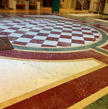 Papildināta - Galleria Riga rekonstrukcijas darbu veikšanas laikā no sestā stāva krīt skatloga stikli