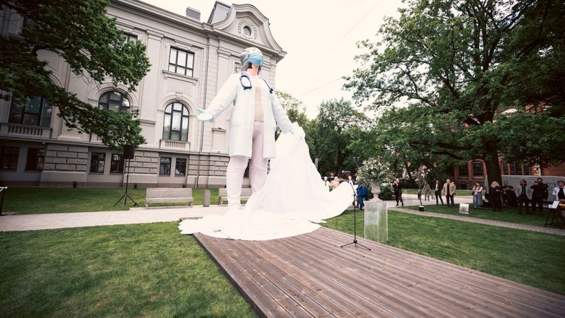 FOTO: Sešmetrīgs paldies mediķiem