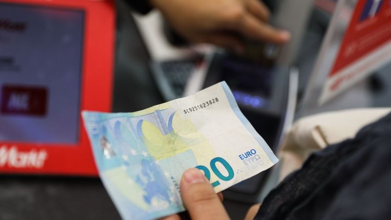 Latvijas iedzīvotāji skaidrā naudā veic 44% maksājumu