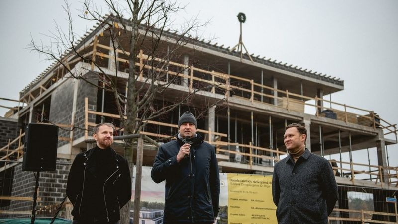 Pirmā dzīvokļu māja Mežaparka Rezidencēs nosvinējusi spāru svētkus