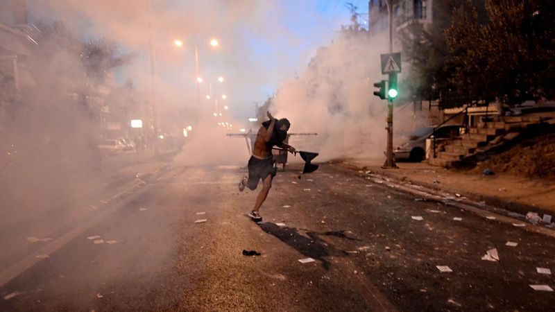 Kreiso aktīvista nogalināšana Grieķijā izprovocējusi vērienīgas sadursmes