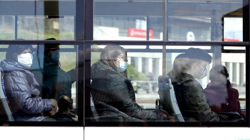Sabiedriskajā transportā mēnesi būs obligātas sejas maskas