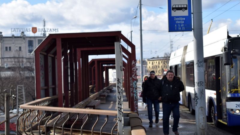 Būtiski remontdarbi uz bedrainā Zemitāna tilta tuvākajā laikā nav gaidāmi
