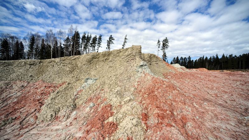 Lodes māla karjerā iegūst augstvērtīgo devona mālu un atrod bruņuzivis