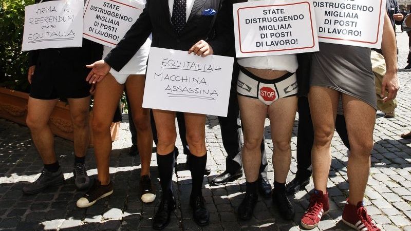 Itālijas uzņēmēji, protestējot pret nodokļiem, novelk bikses
