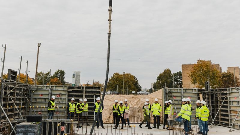 Merks iemūrējis kapsulu jaunajam projektam Mežciemā