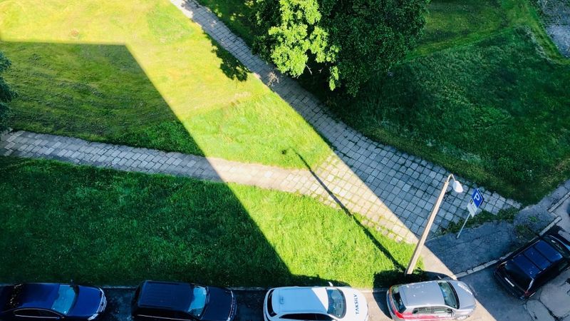 Aktualizē stāvvietu problēmu, rosinot auto ļaut novietot pagalmu zaļajās zonās