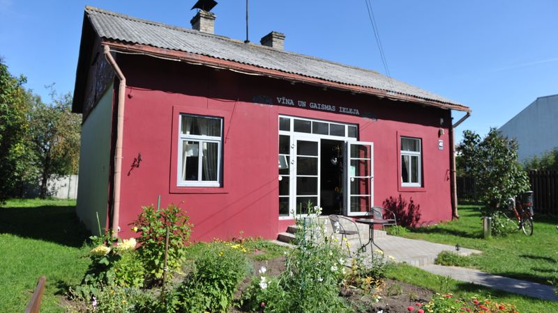 Atver vīnotavu pilsētas nomalē