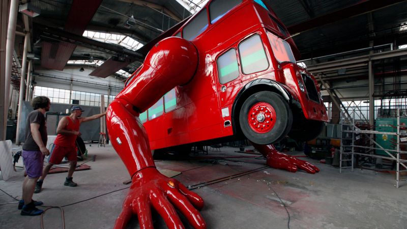 Londonas sarkanais autobuss ieguvis spēju veikt atspiešanās vingrojumus