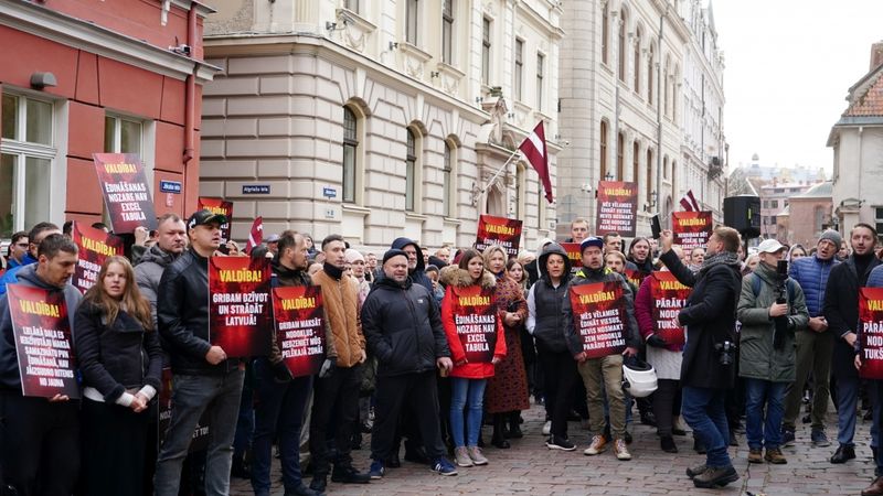 FOTO: Viesmīlības nozares pārstāvju pikets