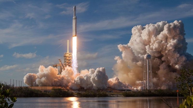 Papildināts - Jaunā SpaceX raķete kosmosā aizvedusi Tesla Roadster