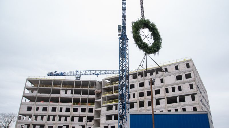LU Rakstu mājas korē pacelts spāru vainags