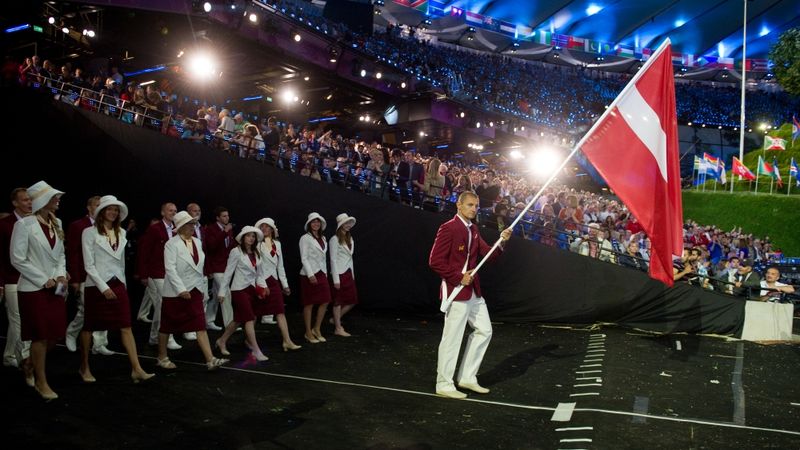 Pļaviņa Londonā nestais Latvijas karogs pārdots par 1550 mārciņām