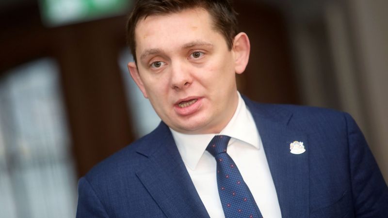 Kaimiņš piedāvā Kariņam neņemt valdībā ministru amatos jau pabijušos politiķus no «vecajām varas partijām»