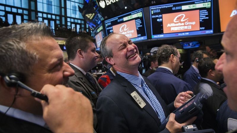 Alibaba akcijas cena pirmajā tirdzniecības dienā uzlec par 38%