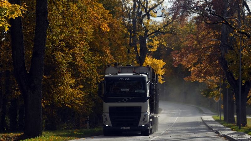 Rīgā no 1.novembra aizliegs kravas transporta tranzīta satiksmi Pērnavas ielā