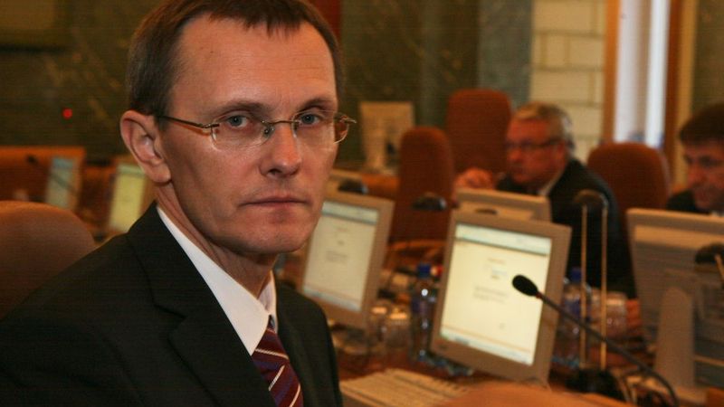 Vilks: eiro ieviešanas vārdā uz laiku varētu iesaldēt algas un kontrolēt cenu celšanu