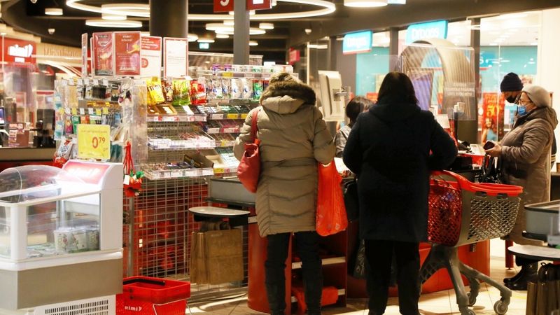 Ierobežojumu priekšvakarā vairāki veikali strādās līdz pusnaktij