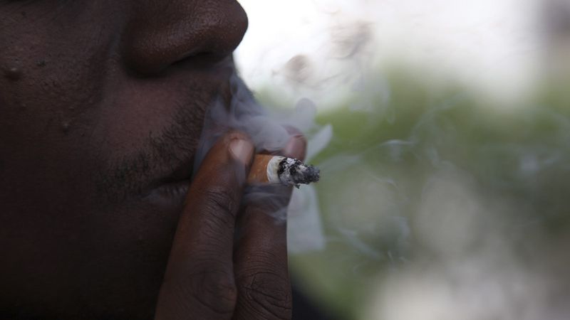 Šadurskis prognozē tievo un aromatizēto cigarešu aizliegumu