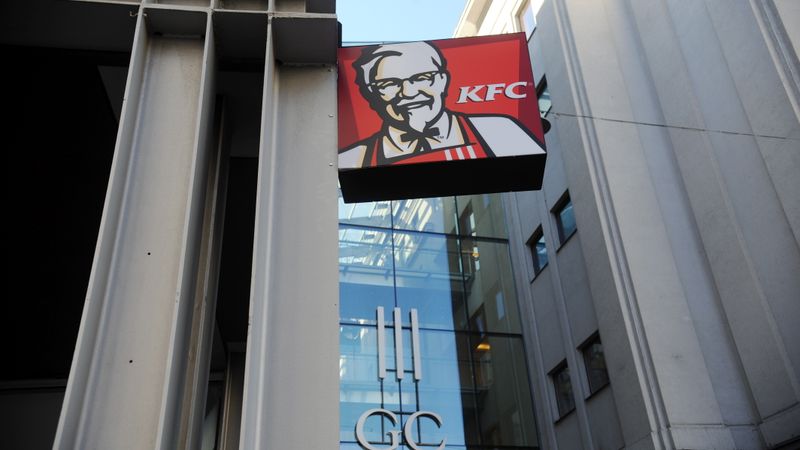 Papildināta - FOTO: Nākamnedēļ atklās pirmo Kentucky Fried Chicken restorānu Latvijā