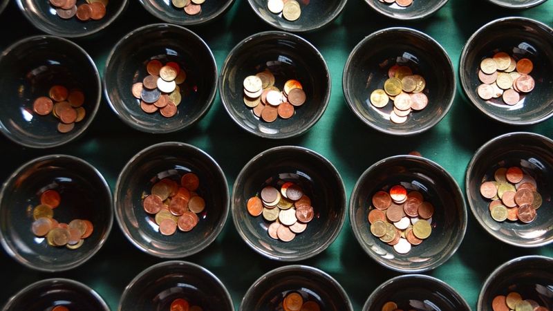 Neraugoties uz zemajām likmēm, aug gan mājsaimniecību, gan uzņēmumu noguldījumi bankās