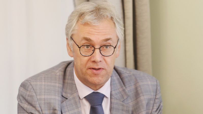 Covid-19 uzliesmojumi intensīvi izplatās darba kolektīvos