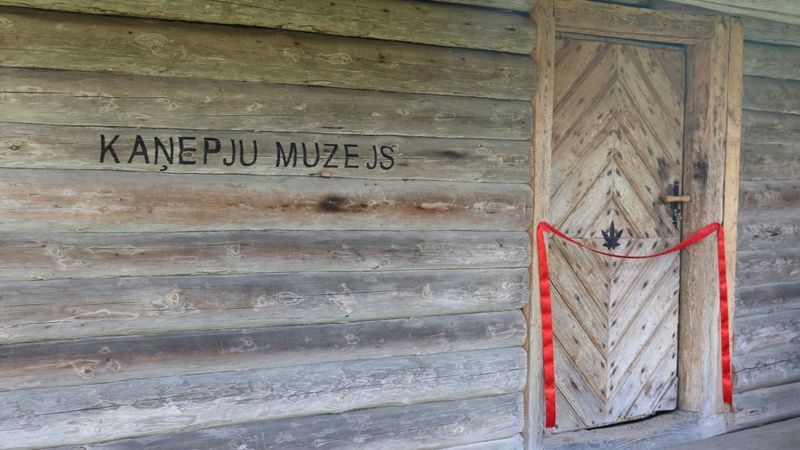 FOTO: Viļānos atklāts kaņepju muzejs