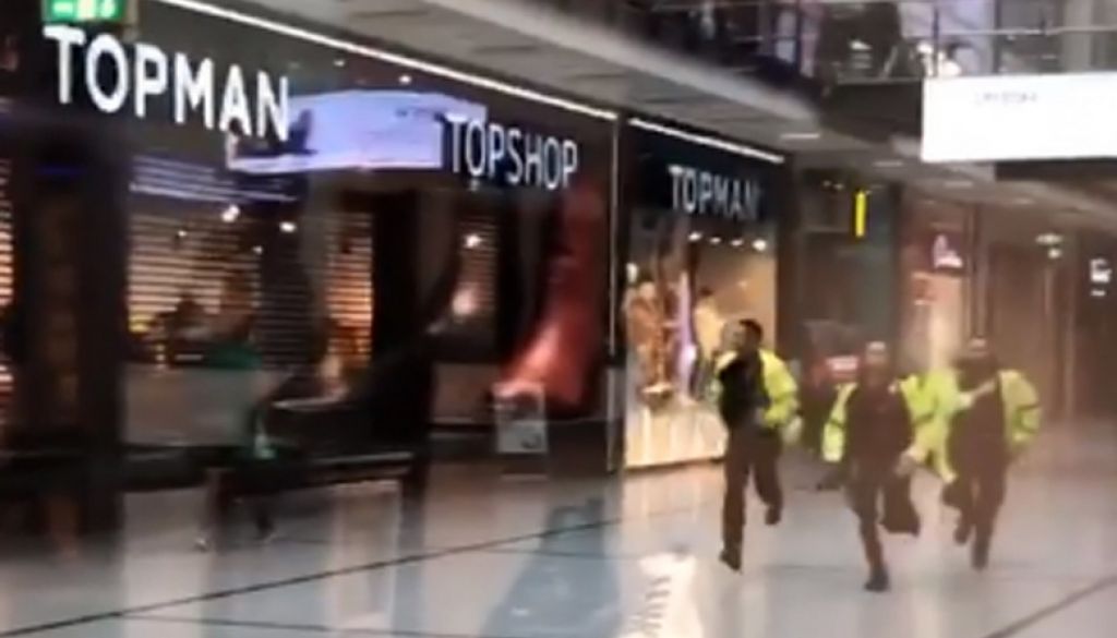 Papildināta: Tirdzniecības centrā Mančestrā sadurti vairāki cilvēki
