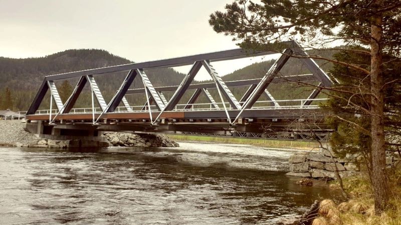 IKTK ražotais koka tilts uzstādīts pār kalnu upi Norvēģijā