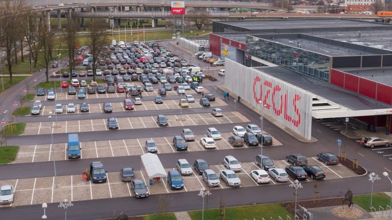 Pārdots tirdzniecības centrs Ozols Rīgā