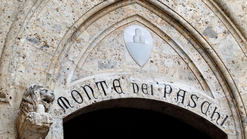 Moody’s pasaules vecāko banku «iemet miskastē»