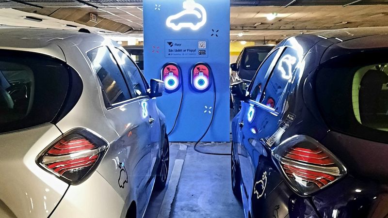 Fiqsy ierīkojis divas elektroauto uzlādes vietas Rīgā
