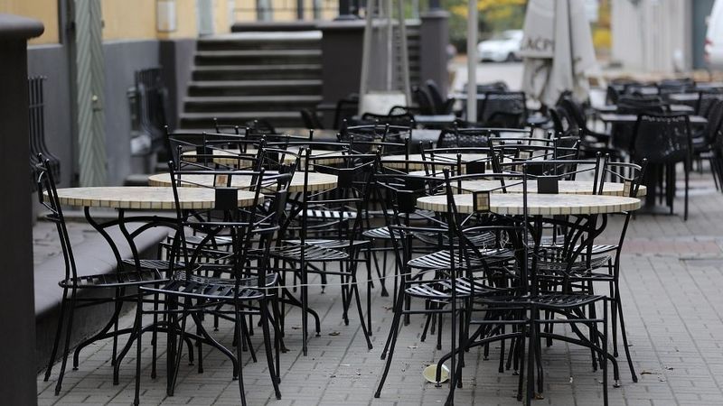 Rīgā terasēs atļaus pārdot ēdienu līdzņemšanai