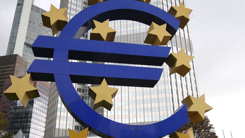 Investors: ECB naudas plūdi var nozīmēt vēl zemākas likmes