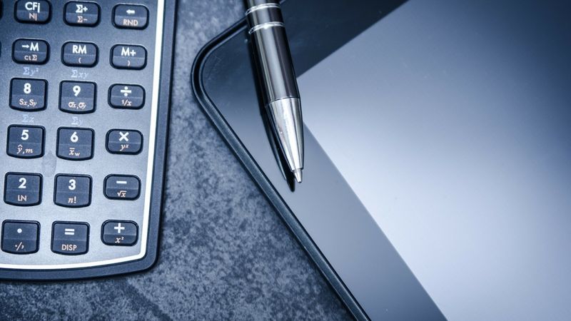 Uzņēmums eazyBI  dāvina viedierīces vēl 60 skolēniem