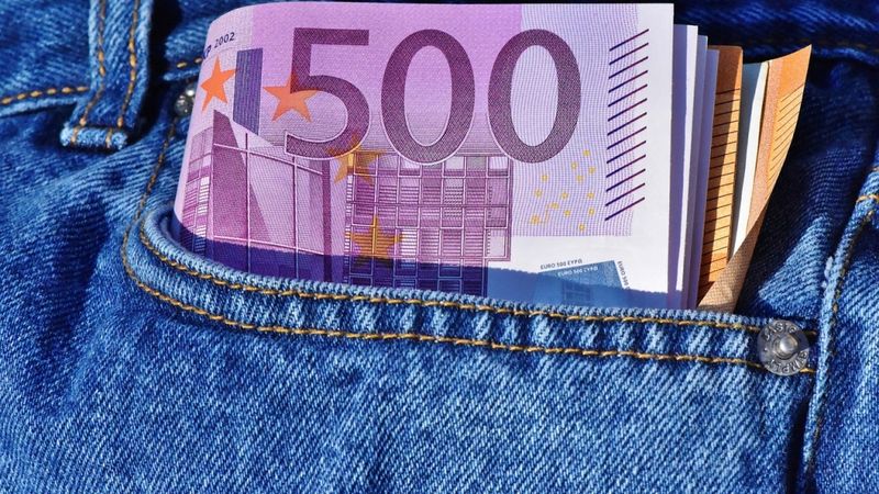 Nodod kriminālvajāšanai personu par izvairīšanos no nodokļu nomaksas 405 000 eiro apmērā
