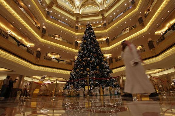 Viesnīca Abu Dabi lepojas ar visu laiku dārgāko Ziemassvētu eglīti
