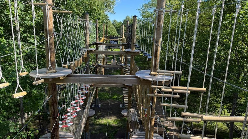 Liepājā atklāts jauns piedzīvojumu parks Tarzāns