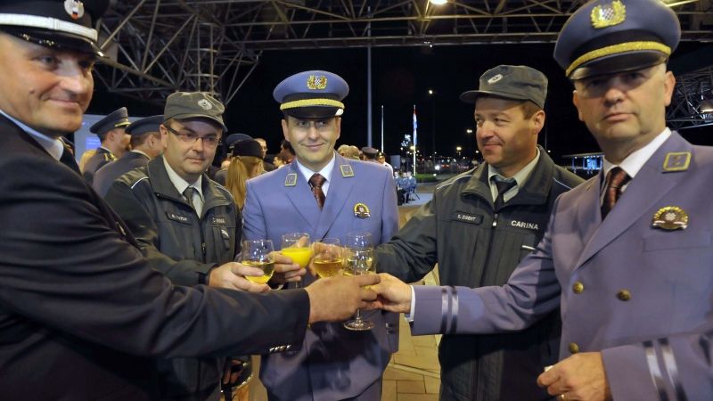 Horvātijas iedzīvotāji līksmo pievienojoties Eiropas Savienībai