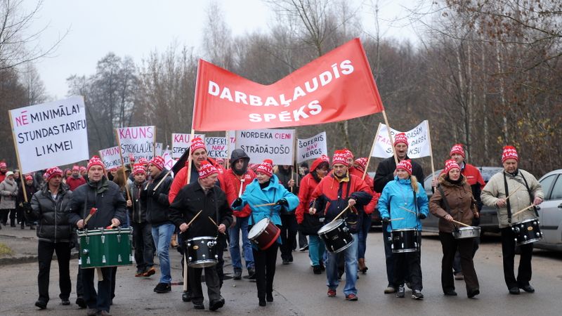 Papildināta - Piketā pret zemajām šoferu algām piedalās aptuveni 100 dalībnieku