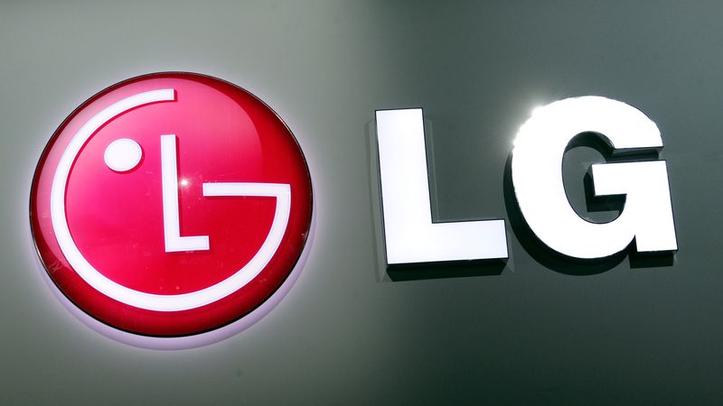 LG līdz gada beigām plāno tirgū piedāvāt viedtālruni ar lokāmu displeju